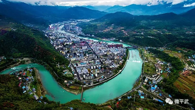 平武县城山水格局共分三层:一面靠山(北山);三面环水(涪江);山水